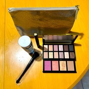 Eyes Shadow/Blush
 Définicils Mascara  
 Eye Makeup Remover 
 brush 
 Bag